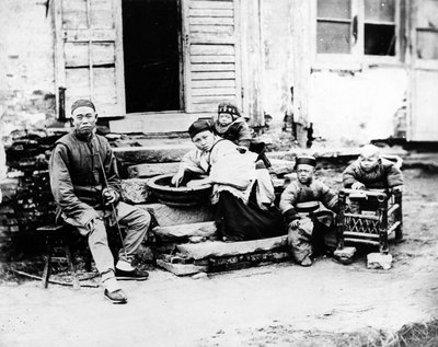 Chinesische Familienszene, ca. 1870er von European Photographer